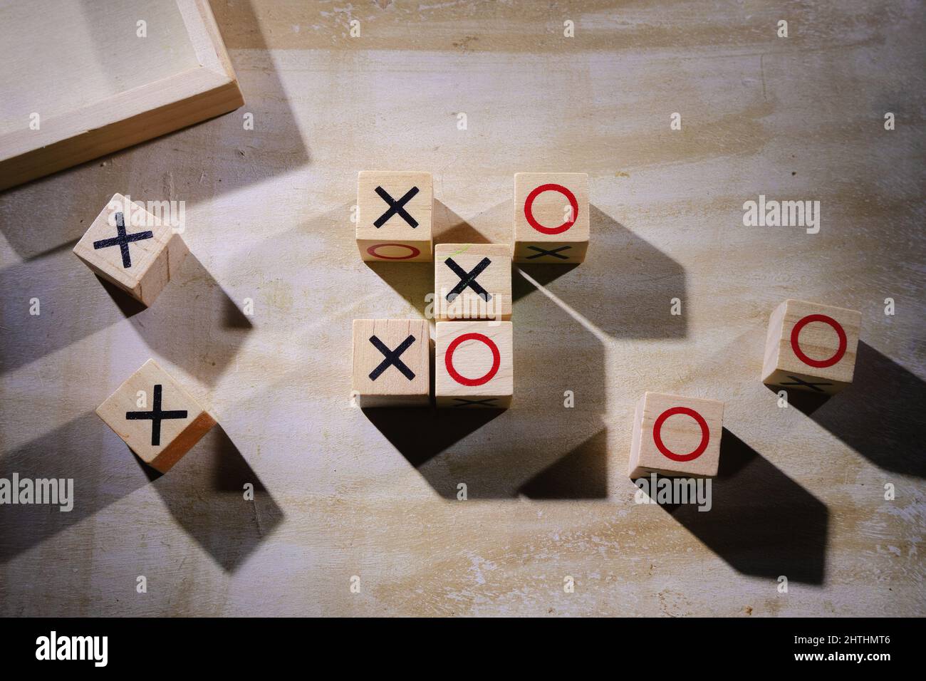 Dettagli del gioco XO, un'altra mossa e X sarà un vincitore. Foto Stock