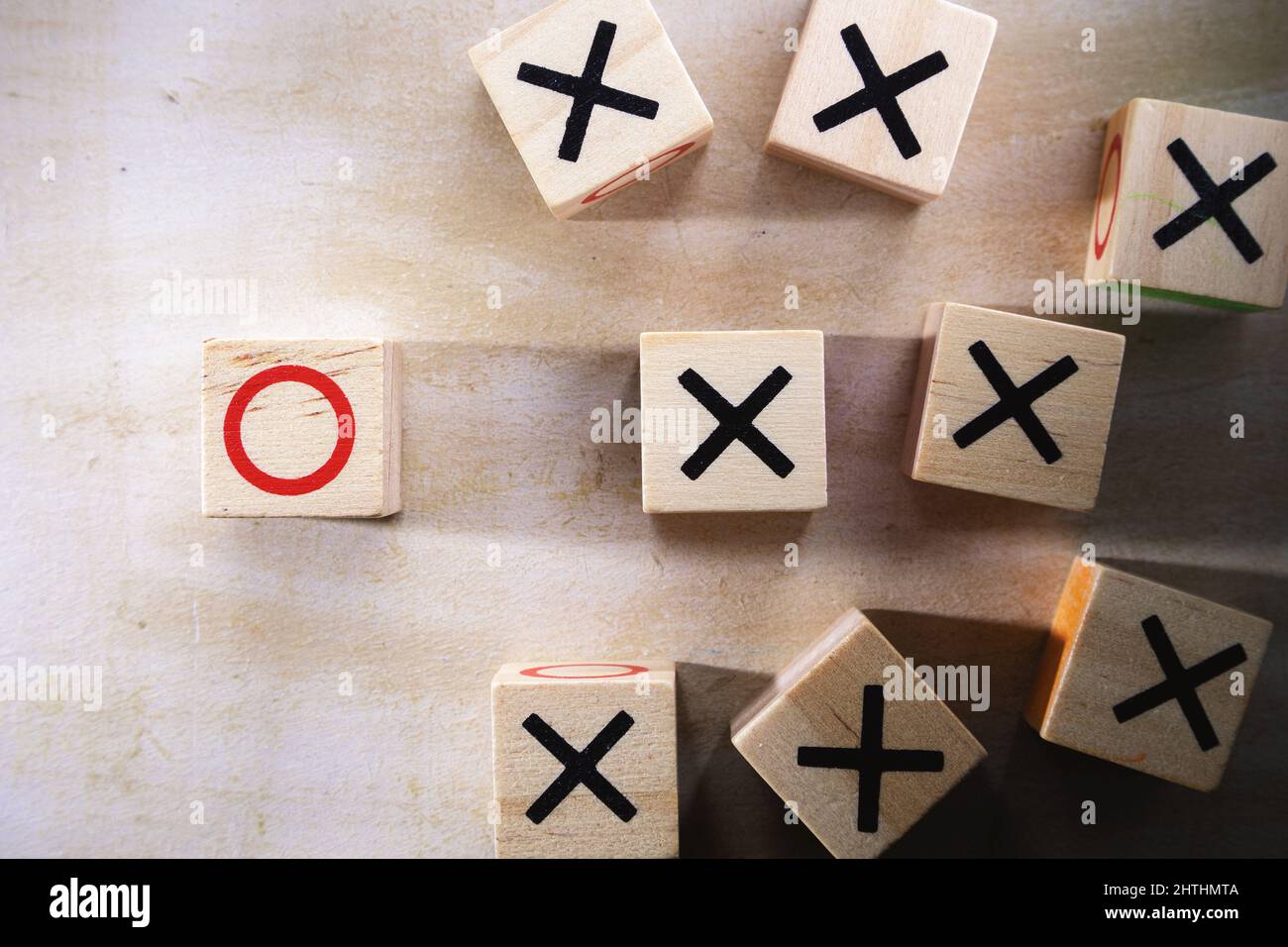 Pezzi di gioco XO, composizione astratta, pezzi multipli x contro o pezzo, simulazione di conflitto. Foto Stock