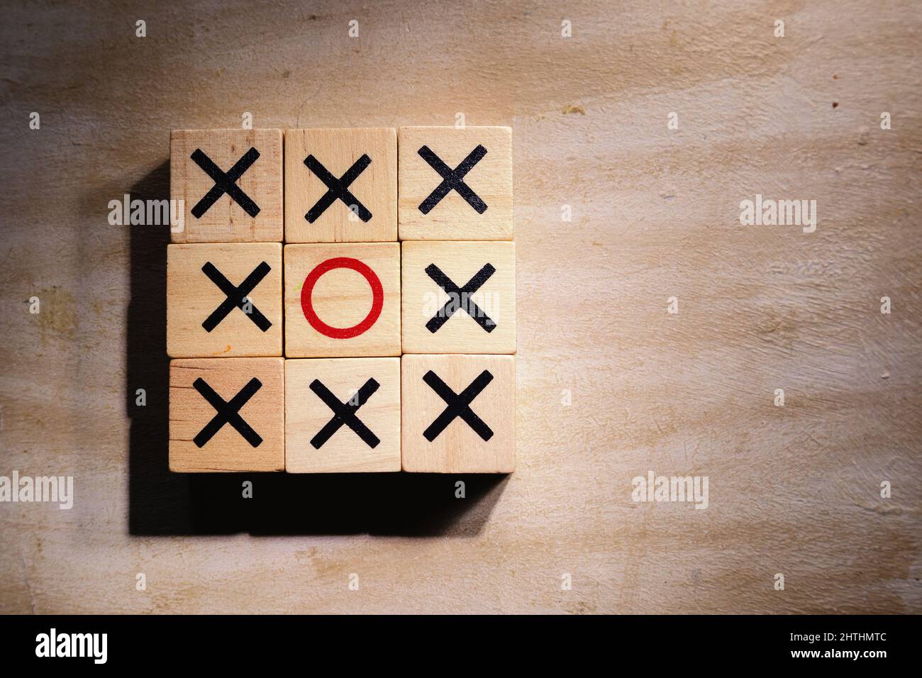 Pezzi di gioco XO, composizione astratta, pezzi multipli x contro o pezzo. Foto Stock