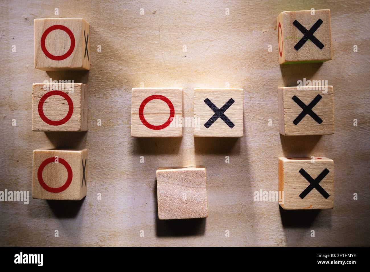 Pezzi di gioco XO, composizione astratta, pezzi multipli x contro o pezzo, simulazione di conflitto. Foto Stock