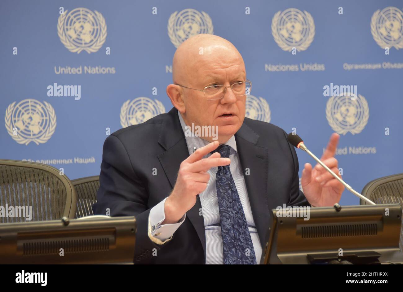 Nazioni Unite. 28th Feb 2022. Il rappresentante permanente della Russia presso le Nazioni Unite Vassily Nebenzia parla presso la sede delle Nazioni Unite a New York, il 28 febbraio 2022. Il lunedì Nebenzia si è rammaricato per la decisione degli Stati Uniti di espellere 12 membri del personale della missione russa delle Nazioni Unite. Credit: Wang Jiangang/Xinhua/Alamy Live News Foto Stock