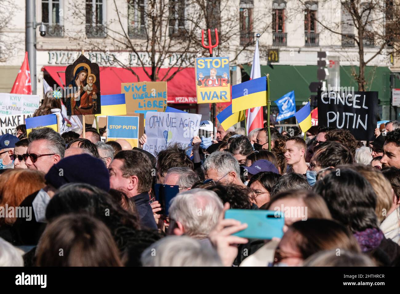 Lione (Francia), 27 febbraio 2022. Nuovo raduno a sostegno del popolo ucraino sul posto Bellecour. Foto Stock