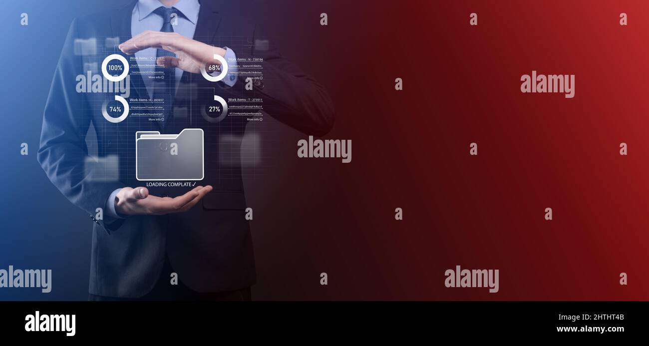 Gli sviluppatori aziendali utilizzano a mano il framework della scheda su un computer moderno virtuale che mostra l'innovazione sviluppo di software Agile strumento di gestione dei progetti snella fa Foto Stock