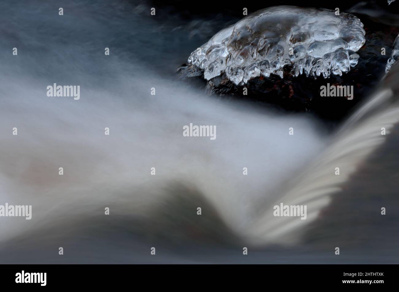 Acqua che scorre liberamente su pietre in rapide Foto Stock