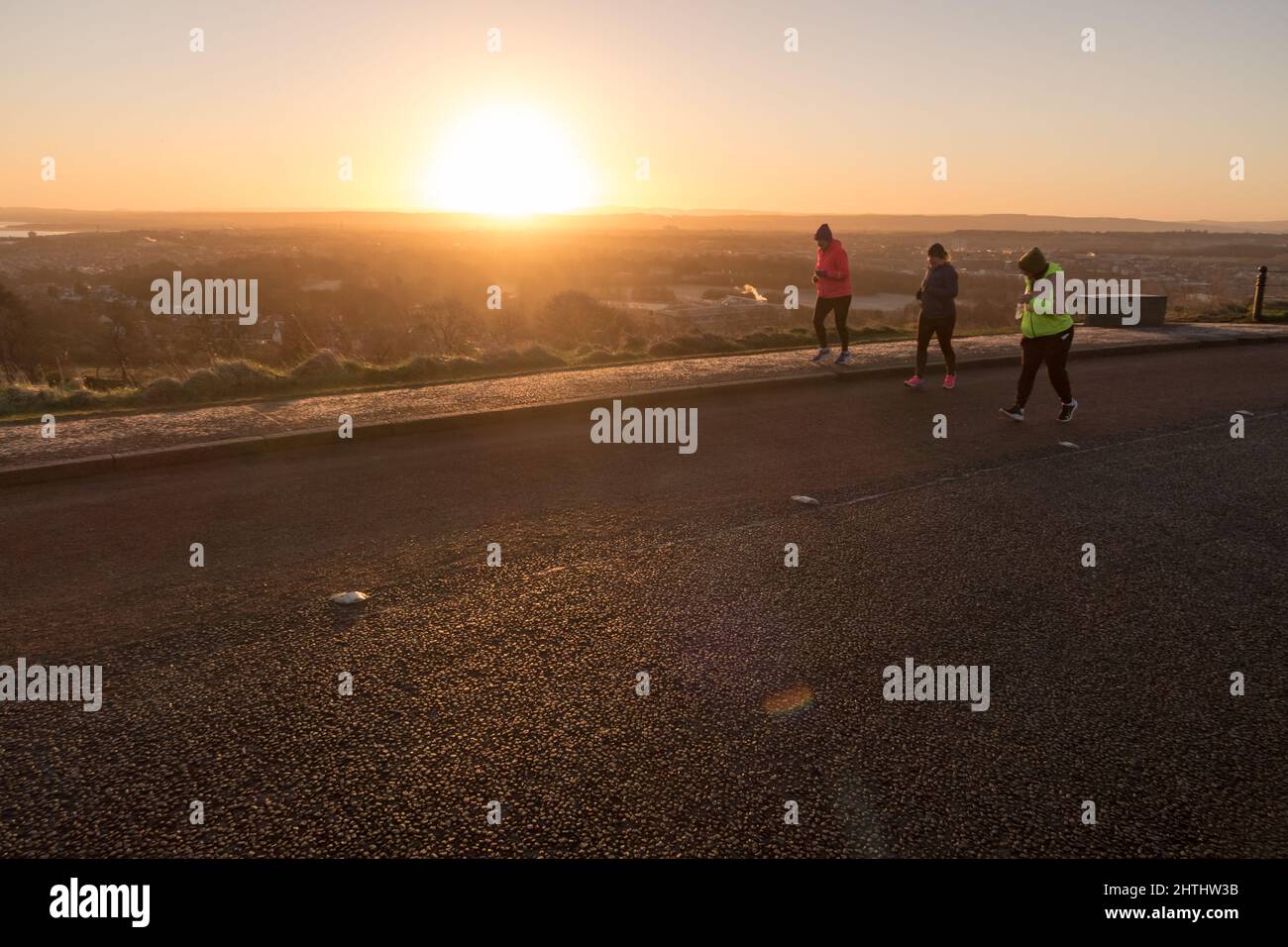 Edimburgo, Scozia, Regno Unito, 1st marzo 2022. UK Meteo: Edimburgo si sveglia fino ad una mattinata di sole. Persone che corrono intorno a Arthur's Seat. ArCredit: Lorenzo Dalberto/Alamy Live News Foto Stock