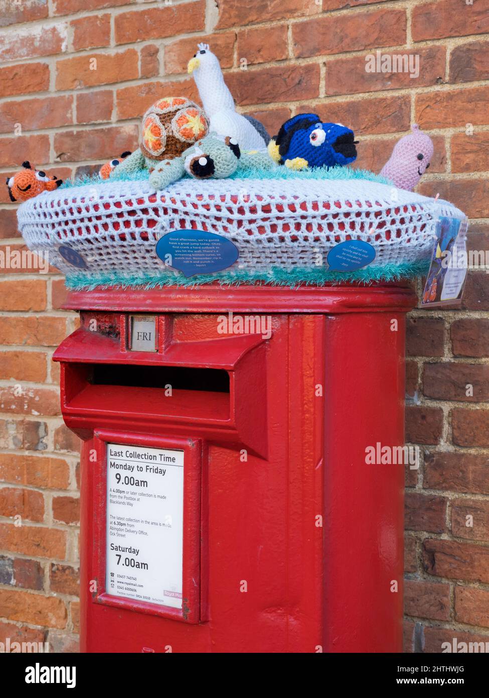 Kawaii - Cover in maglia chintzy a una tradizionale casella postale in Abingdon, Inghilterra m2 Foto Stock