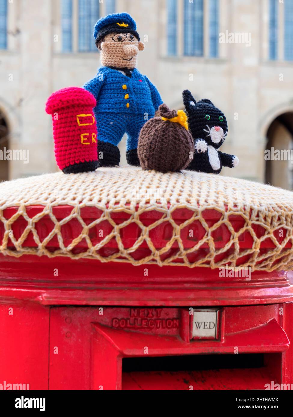 Kawaii - Cover in maglia chintzy a una tradizionale casella postale in Abingdon, Inghilterra 2 Foto Stock