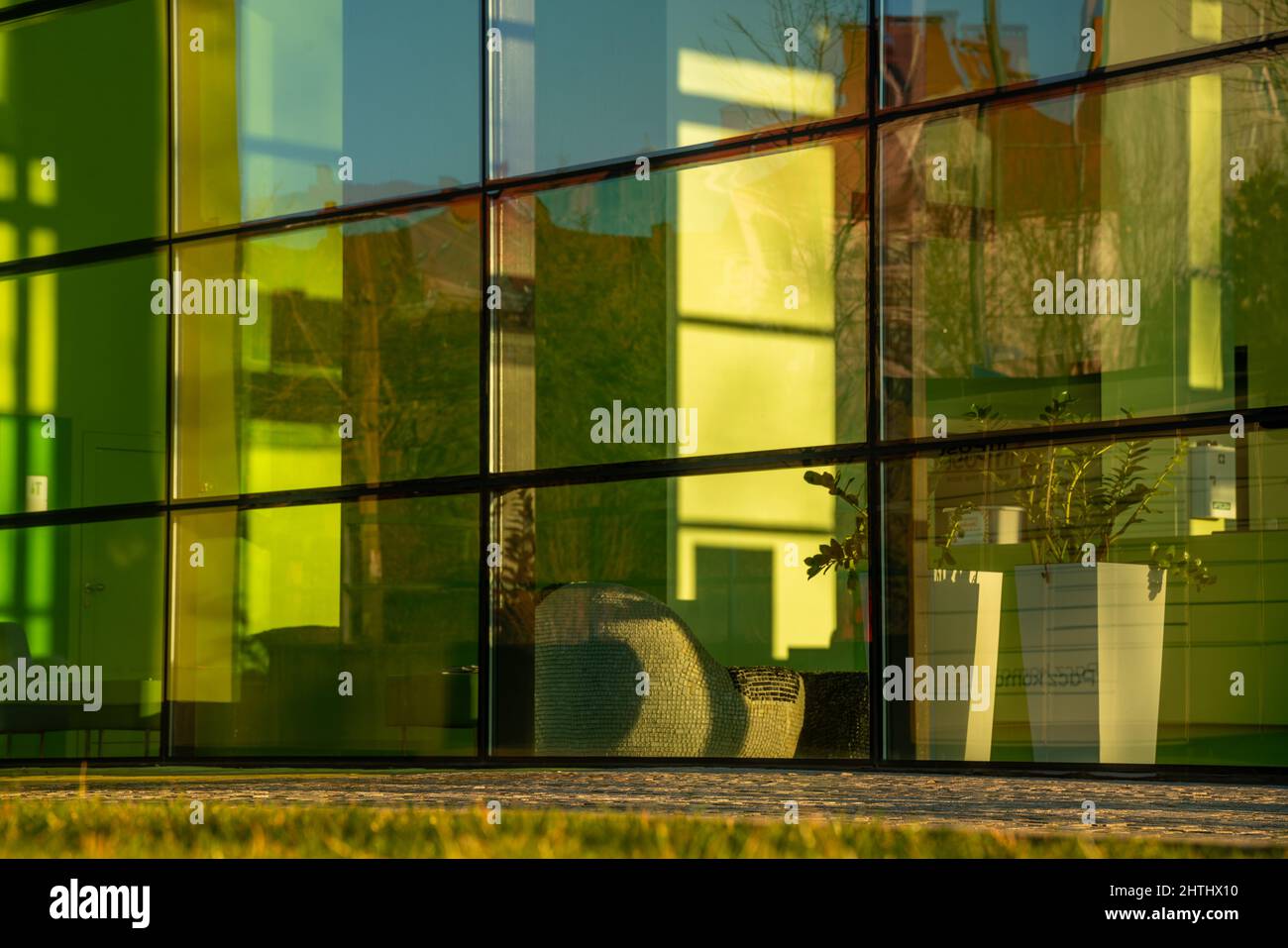 Facciata in vetro e metallo di un edificio moderno Foto Stock