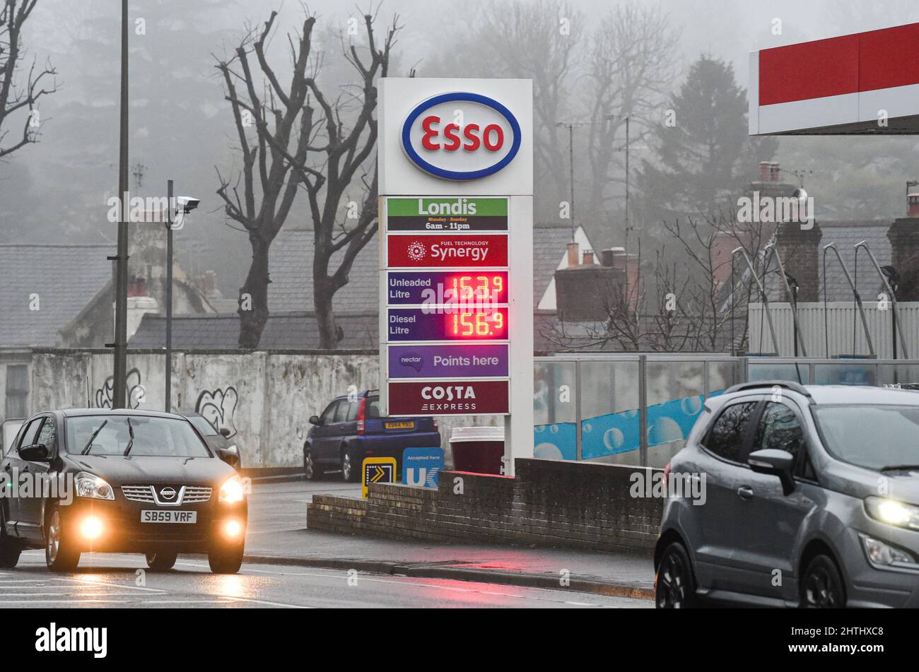 Brighton UK 1st Marzo 2022 - Prezzi elevati di carburante presso un distributore di benzina esso a Brighton come il prezzo del petrolio è ancora in aumento in tutto il mondo e l'invasione russa dell'Ucraina continua : Credit Simon Dack / Alamy Live News Foto Stock