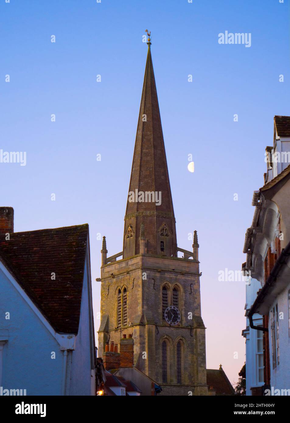 La guglia della Chiesa di Sant'Elena ad Abingdon - tramonto e luna d2 Foto Stock