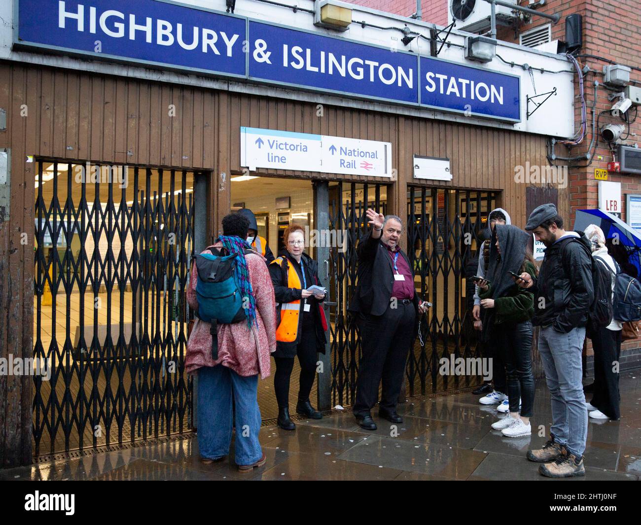 01/03/2022. Londra, Regno Unito. I pendolari sono visti arrivare ad una stazione chiusa della metropolitana di Highbury e Islington dato che il personale fornisce consigli su altri mezzi di viaggio. AS Foto Stock
