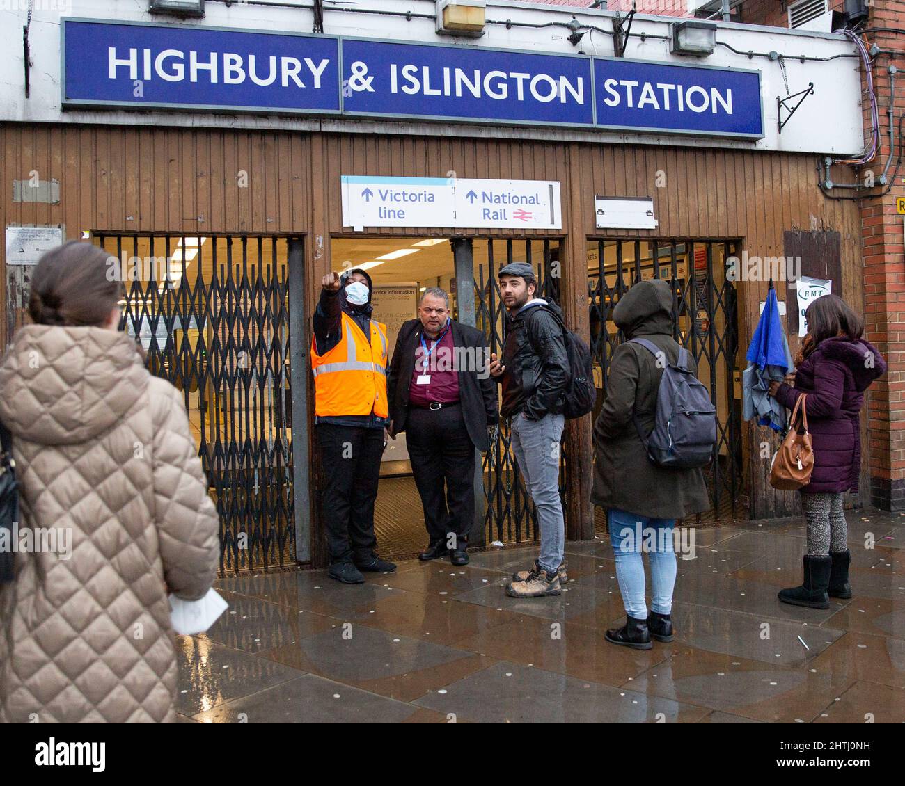 01/03/2022. Londra, Regno Unito. I pendolari sono visti arrivare ad una stazione chiusa della metropolitana di Highbury e Islington dato che il personale fornisce consigli su altri mezzi di viaggio. AS Foto Stock