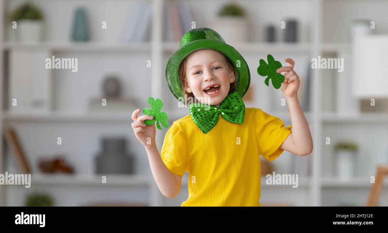 Il bambino felice festeggia il giorno di San Patrizio. Foto Stock