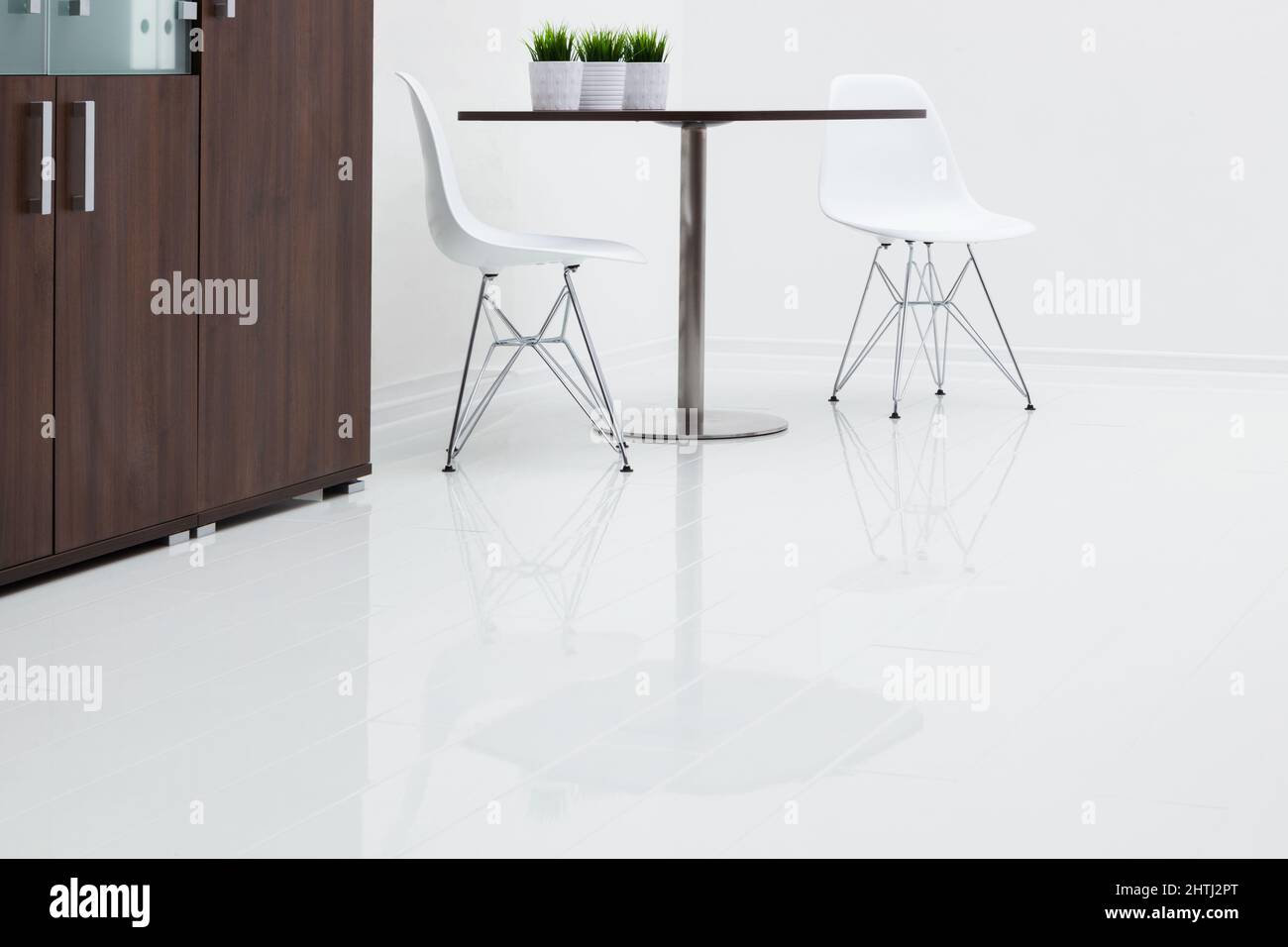 riflesso dei mobili in un pavimento liscio e lucido Foto Stock