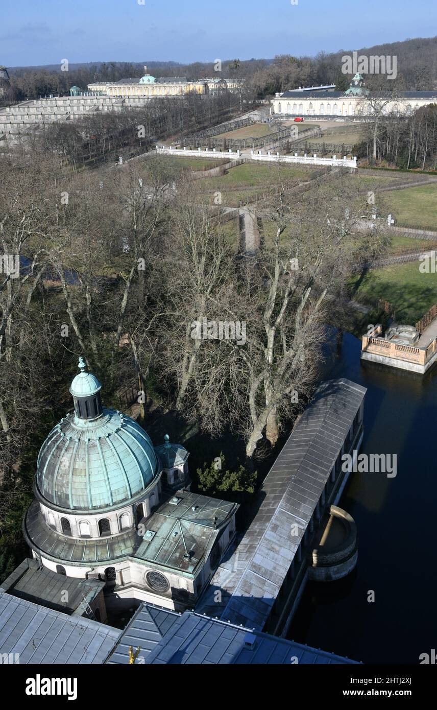 Potsdam, Germania. 28th Feb 2022. Vista del Parco Sanssouci dal campanile dei Friedenskiche. La Fondazione Prussian Palaces and Gardens Berlin-Brandenburg (SPSG) inizierà a rinnovare il Campanile (campanile) della Friedenskirche nel Parco Sanssouci di Potsdam nel febbraio 2022. Ciò è reso possibile dalla campagna di raccolta fondi a livello nazionale avviata dalla Deutsche Stiftung Denkmalschutz (DSD) nel 2015. Credit: Bernd Settnik/dpa/dpa-Zentralbild/dpa/Alamy Live News Foto Stock