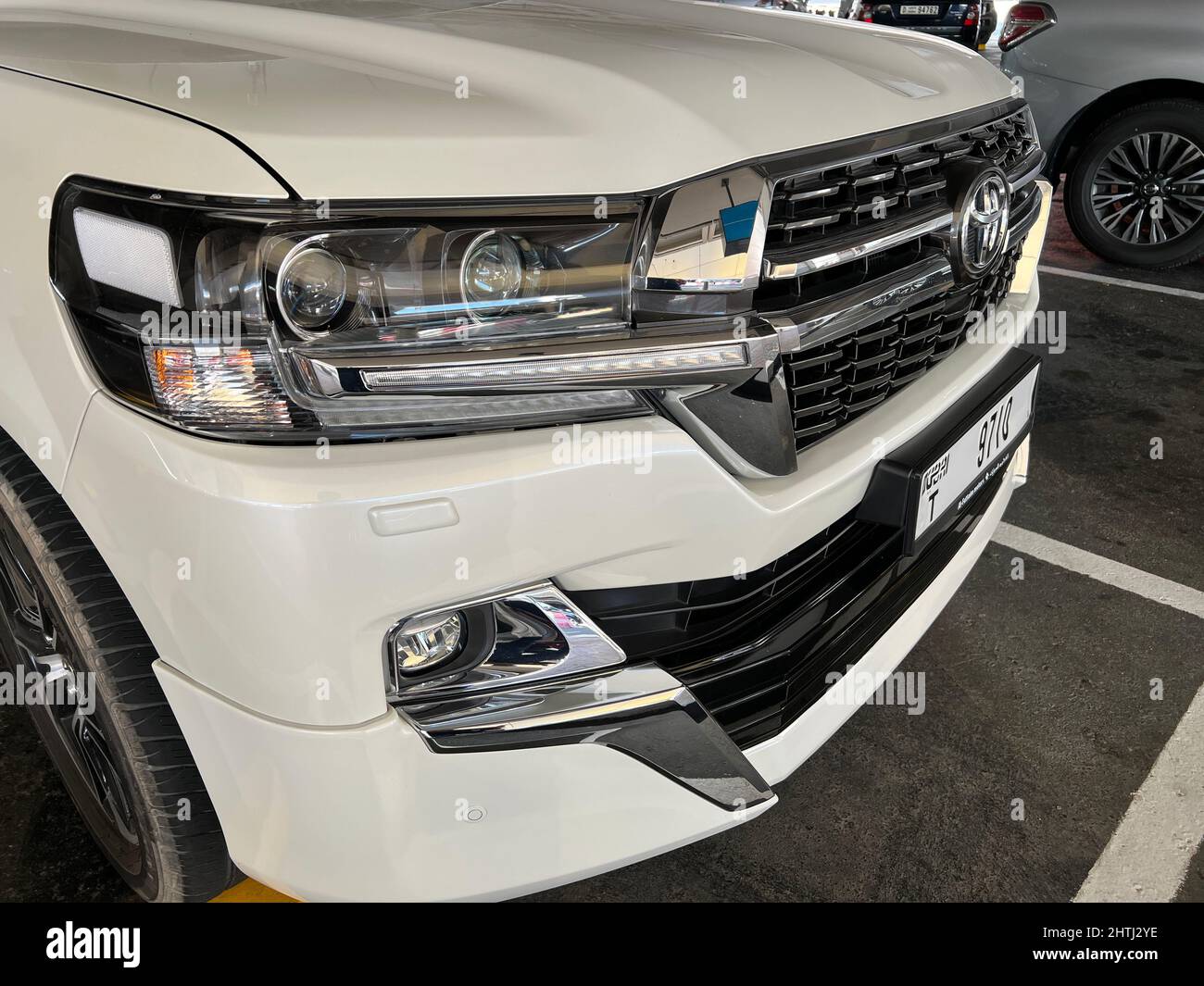 UAE, Dubai - 02 dicembre 2021: Toyota Land Cruiser 200 Series Restyling 2 Excalibur vista frontale, tre quarti vista, faro spento Foto Stock