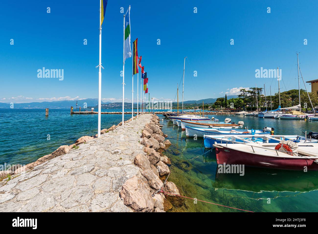 Piccolo porto sul Lago di Garda con barche ormeggiate. Villaggio di Cisano, località turistica, Lago di Garda. Comune di Bardolino, Verona, Veneto, Italia, Europa. Foto Stock