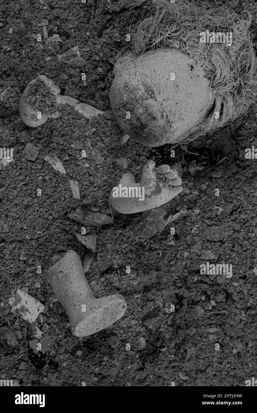 Bambola abbandonata in un mucchio di ceneri grigie. Violenza contro il concetto di popolo ucraino. Guerra, devastazione e rovine in Ucraina, 2022. Foto Stock