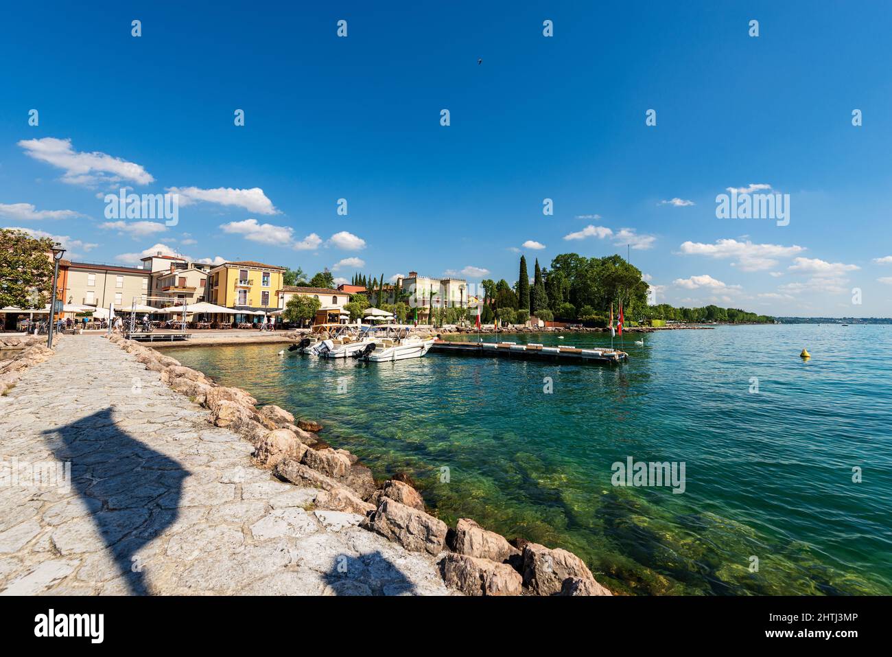 Piccolo porto del borgo di Cisano con barche a motore ormeggiate. Località turistica sulla costa del Lago di Garda. Comune di Bardolino, Verona, Italia. Foto Stock