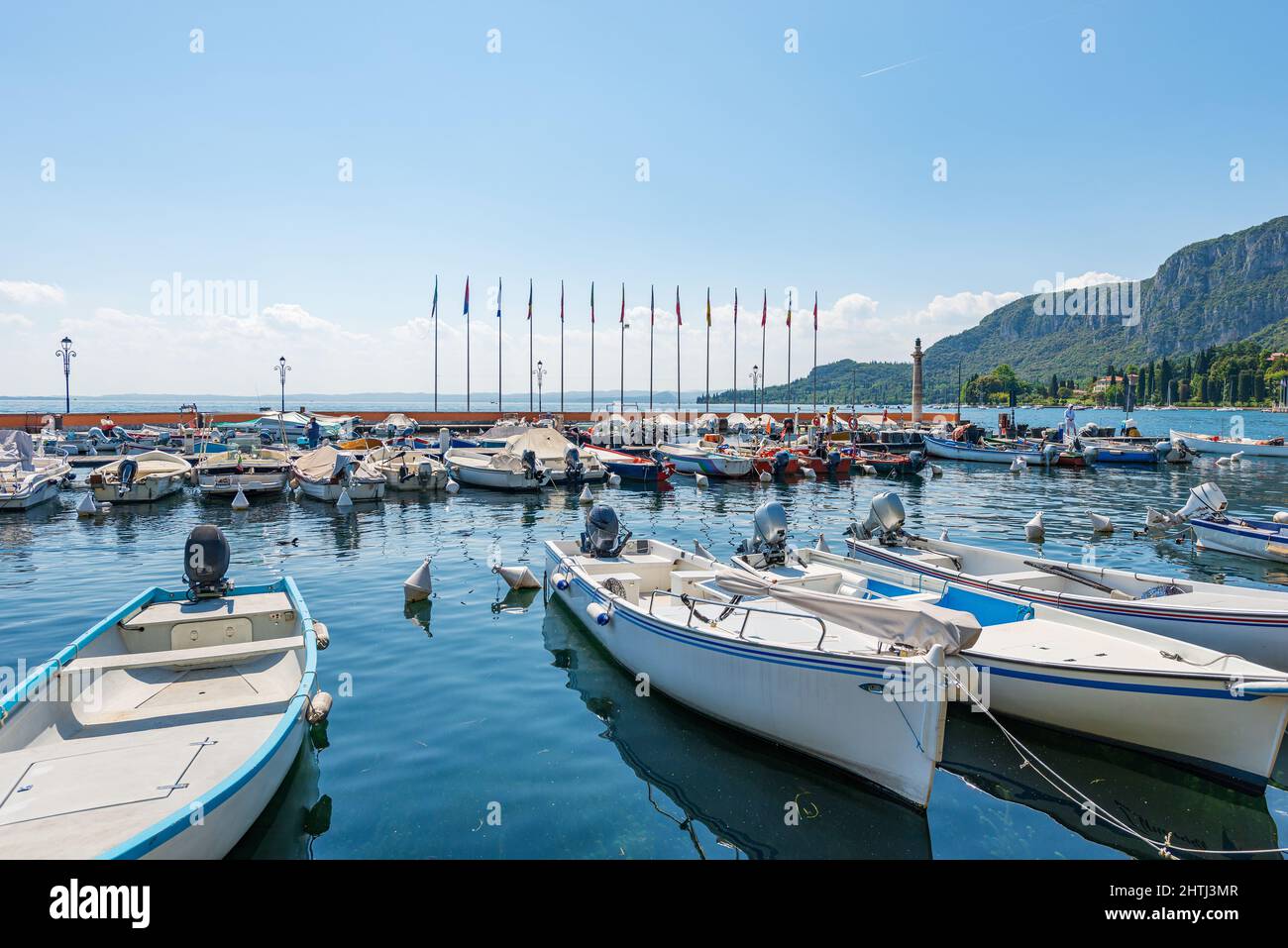 Piccolo porto del Lago di Garda. Molte barche ormeggiate, di fronte alla città di Garda, famosa località turistica in provincia di Verona, Veneto, Italia, Europa. Foto Stock
