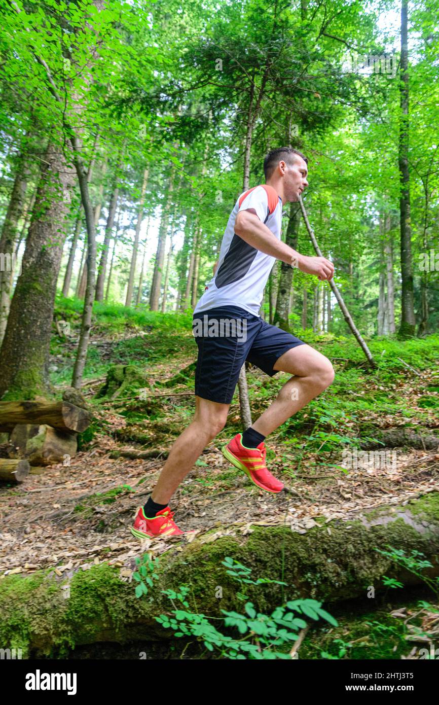 Coppia giovane jogging nella foresta - faticoso allenamento in estate Foto Stock