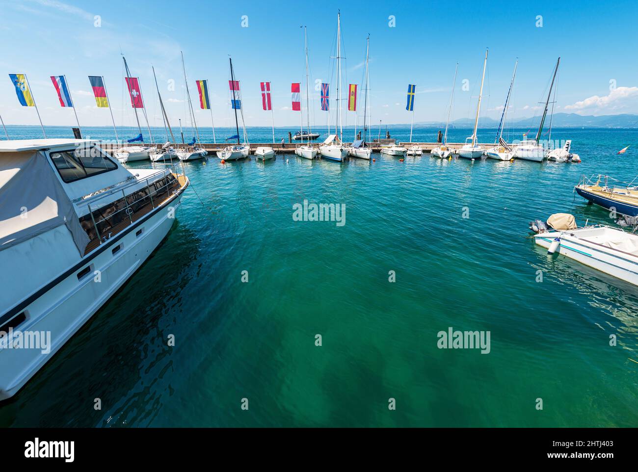 Vista panoramica sul Lago di Garda dal porticciolo del paese di Bardolino con barche a vela ormeggiate. Resort in Verona provincia, Veneto, Italia, Europa. Foto Stock