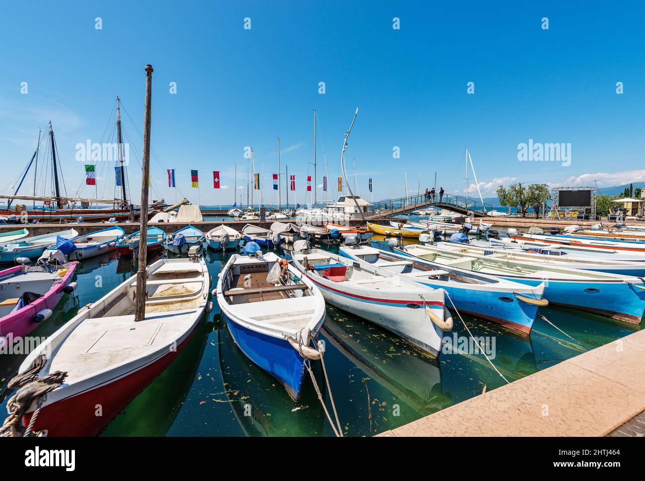 Molte barche da pesca e da diporto ormeggiate nel piccolo porto del villaggio di Bardolino. Località turistica sulla costa del Lago di Garda. Verona, Veneto, Italia. Foto Stock