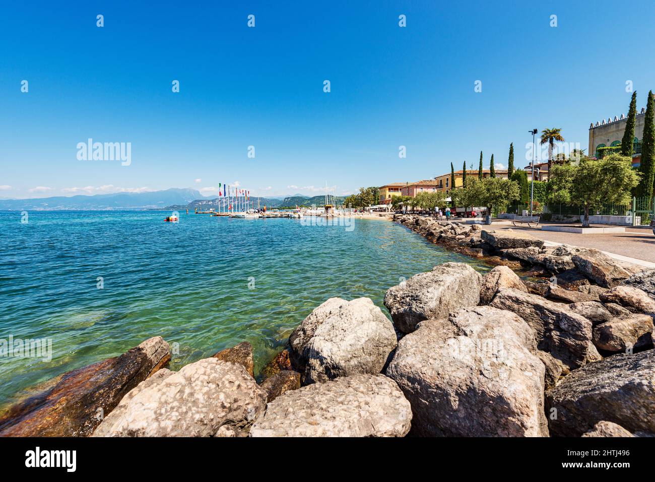 Lago di Garda, frazione di Cisano di Bardolino con il porto, località turistica in provincia di Verona, comune di Bardolino, Veneto, Italia, Europa. Foto Stock