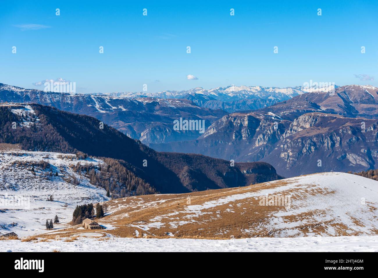 Catena montuosa del Parco Nazionale Adamello Brenta e del Monte Baldo, dall'Altopiano della Lessinia. Veneto e Trentino, Italia. Foto Stock