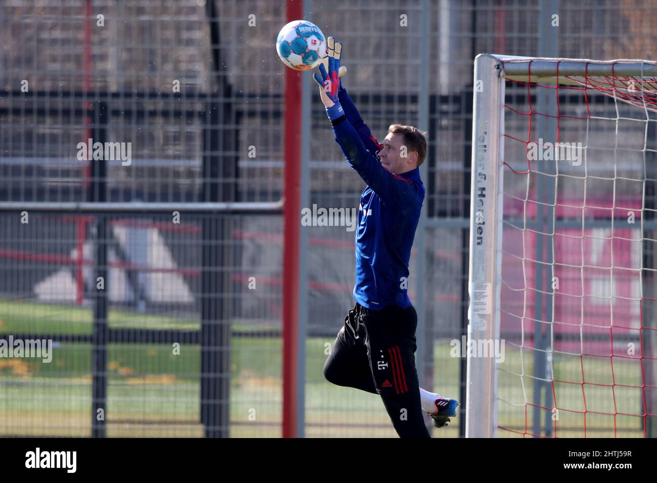 Monaco di Baviera, Germania. 01st Mar 2022. Calcio, Bundesliga, allenamento, FC Bayern Monaco: Il portiere Manuel Neuer cattura una palla. Credit: Matthias Balk/dpa/Alamy Live News Foto Stock