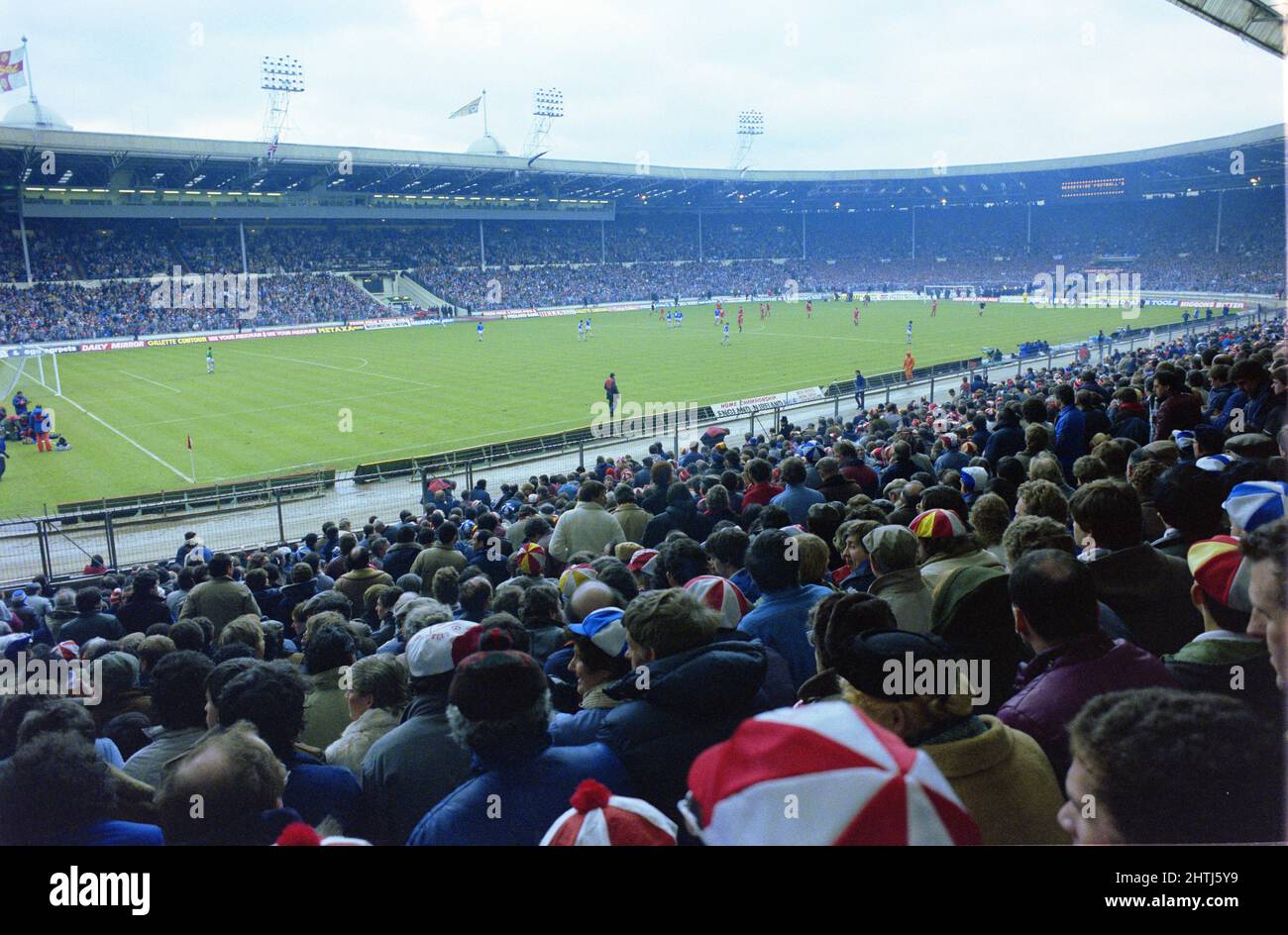 La finale della Coppa di Lega 1984, Liverpool V Everton (0-0) tifosi misti, come i tifosi Merseyside non si preoccupavano della segregazione in quei giorni. Foto Stock