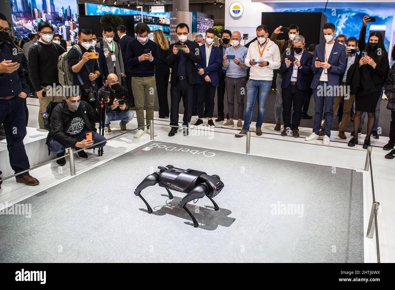 Barcellona, Spagna. 28th Feb 2022. Un Robot Cyber Dog visto in mostra durante il primo giorno del Mobile World Congress 2022 (MWC) alla Fira de Barcelona. (Foto di Thiago Prudencio/SOPA Images/Sipa USA) Credit: Sipa USA/Alamy Live News Foto Stock