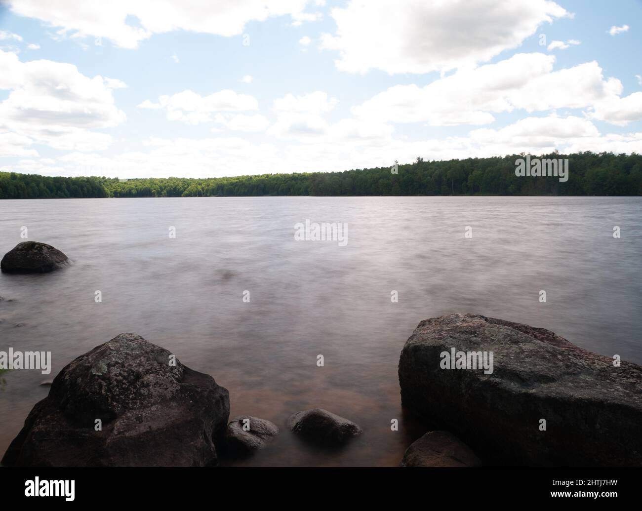 Le pietre lungo il lago mostrano a Higley Flow Foto Stock
