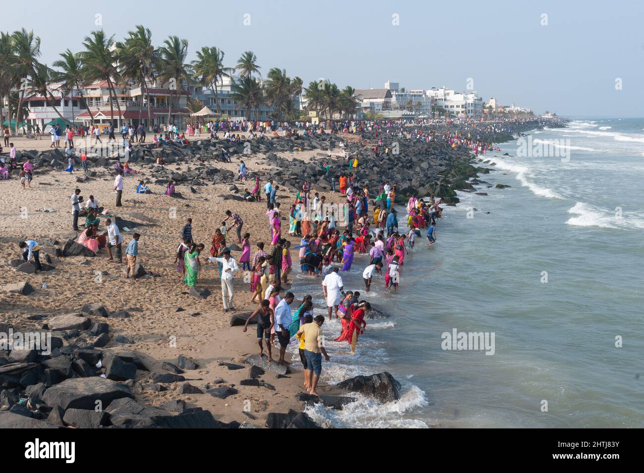 Pondicherry, India - Gennaio 2017: Turisti sulle rocce vicino al mare Foto Stock