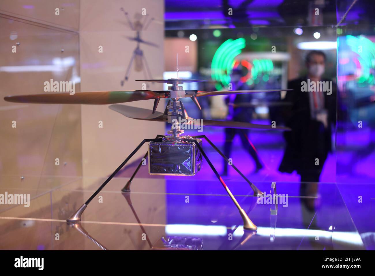 Barcellona, Spagna. 28th Feb 2022. L'Ingenuity, un piccolo elicottero robotizzato che faceva parte dell'operazione Mars 2020 della NASA, in mostra al Mobile World Congress (MWC), la fiera annuale organizzata dalla GSMA alla Fira de Barcelona, Spagna. Foto Stock