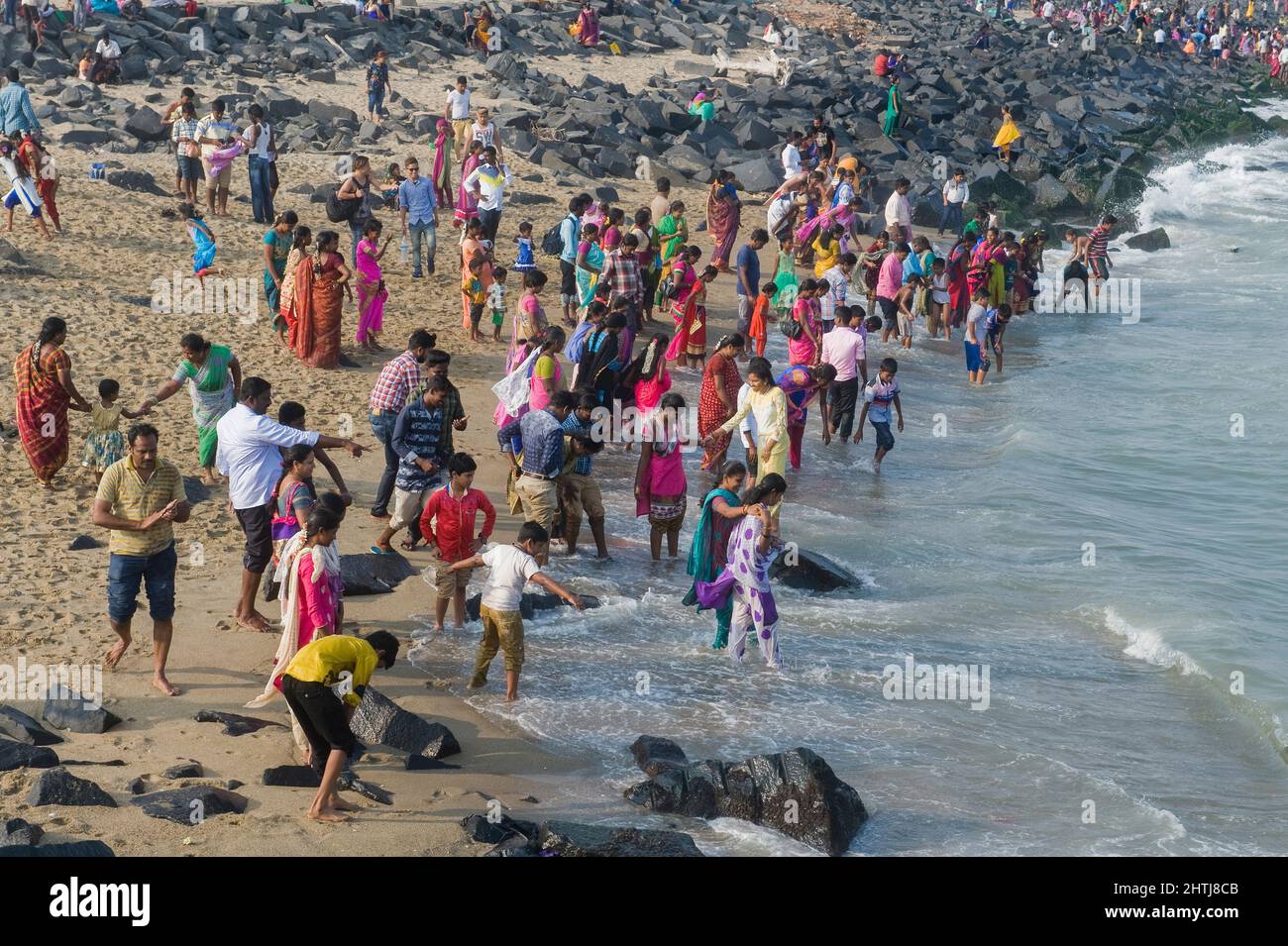 Pondicherry, India - Gennaio 2017: Turisti sulle rocce vicino al mare Foto Stock
