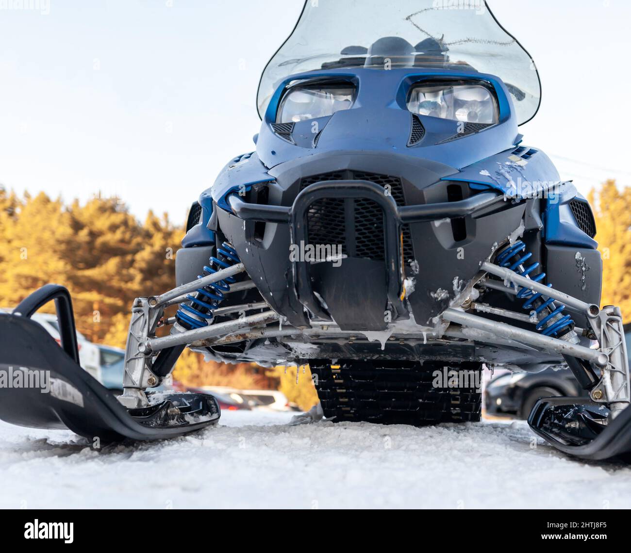 Motoslitta in condizioni invernali. Escursioni in motoslitta in inverno a nord. Sport invernali all'aperto estremo. Foto Stock