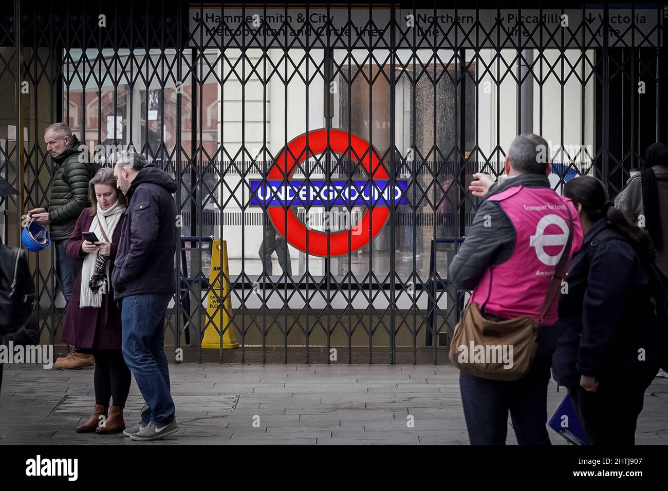 Londra, Regno Unito. 1st marzo 2022. London Tube Strike - stazione di Kings Cross. L'azione industriale inizia martedì mattina, in quanto i colloqui dell'ultima fossa falliscono con 10.000 membri del sindacato ferroviario, marittimo e dei trasporti (RMT) che escono per 24 ore di martedì e giovedì di fila su posti di lavoro, pensioni e condizioni. Creando potenziali danni alla ripresa economica della città, Transport for London (TFL) ha dichiarato che prevede gravi interruzioni in tutte le linee della metropolitana, con persone che vengono invitate a lavorare da casa, se possibile. Credit: Guy Corbishley/Alamy Live News Foto Stock