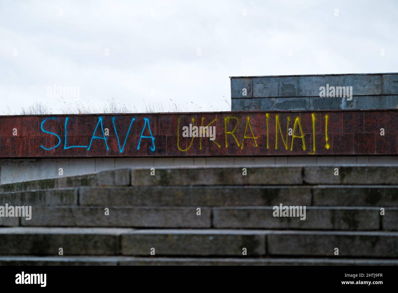 RIGA, LETTONIA, FEBBRAIO 25. 2022 - il cosiddetto 'monumento della Vittoria' ha affrontato con vernice a colori della bandiera Ucraina. Foto Stock