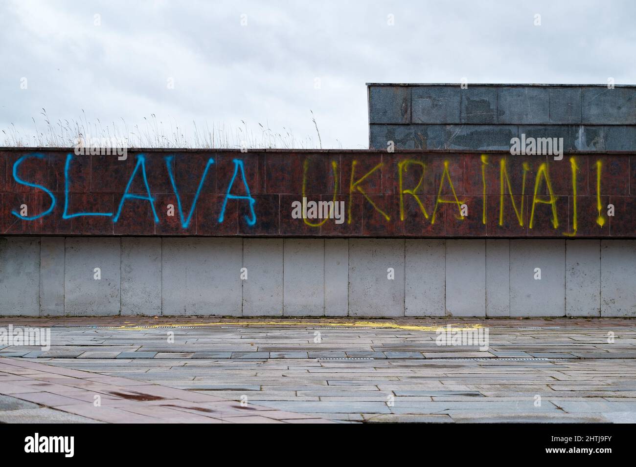 RIGA, LETTONIA, FEBBRAIO 25. 2022 - il cosiddetto 'monumento della Vittoria' ha affrontato con vernice a colori della bandiera Ucraina. Foto Stock