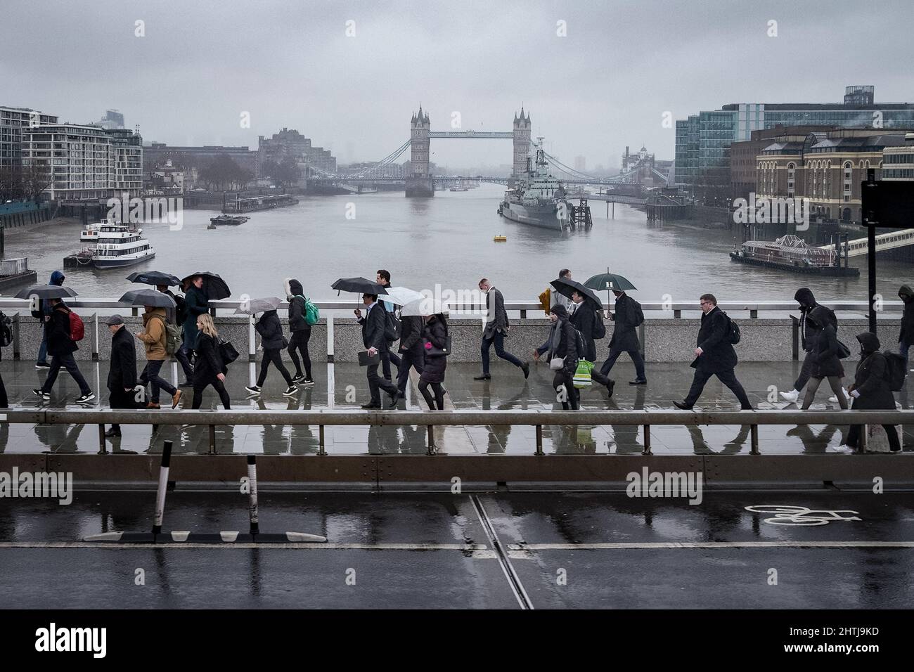 Londra, Regno Unito. 1st marzo 2022. UK Meteo: I pendolari attraversano London Bridge su molto umido e grigio Martedì mattina. Credit: Guy Corbishley/Alamy Live News Foto Stock