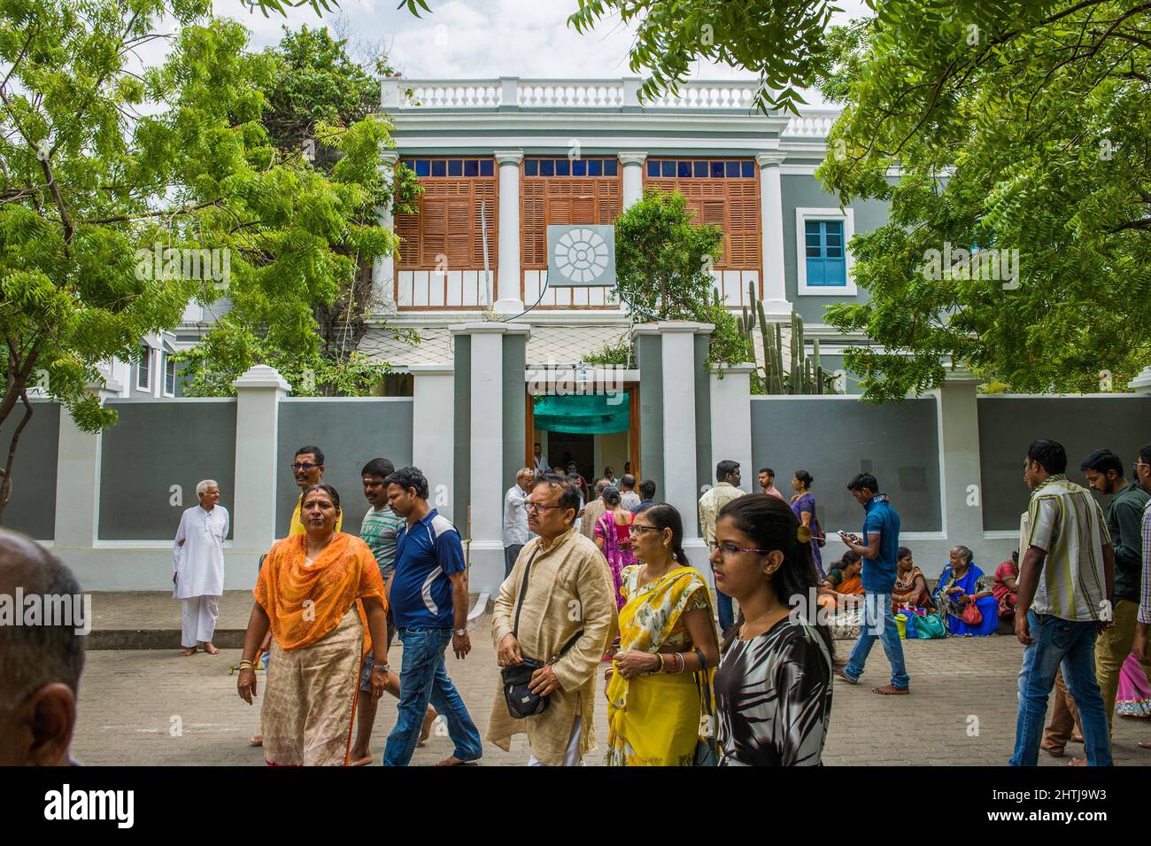 Pondicherry, India - 15 agosto 2017: Darshan giorno a Sri Aurobindo Ashram. Il 15th agosto è il compleanno di Aurobindo e i visitatori sono autorizzati a e Foto Stock