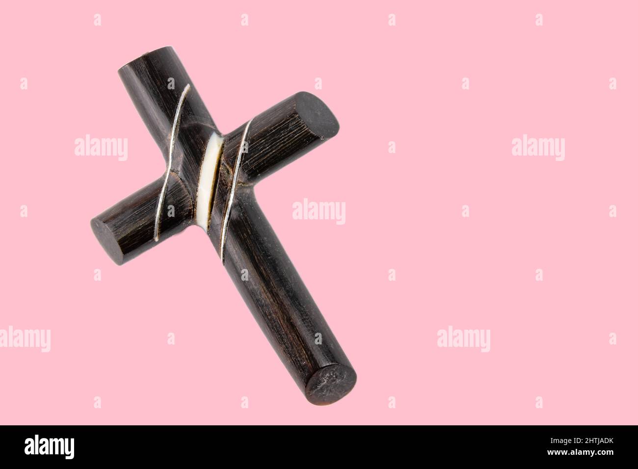 Croce cristiana su sfondo rosa Foto Stock