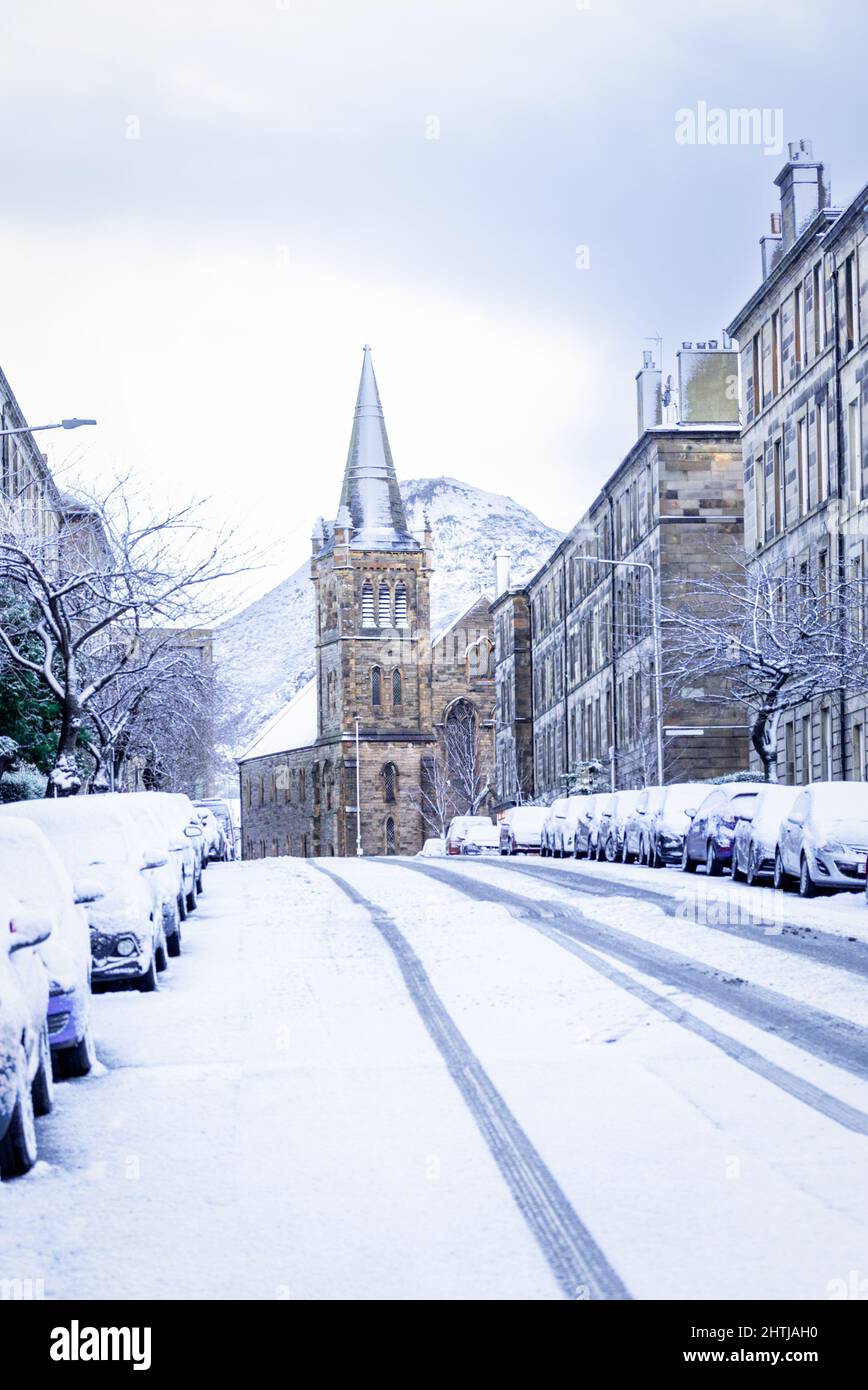 Edimburgo, Scozia, Regno Unito - Chiesa cattolica di St. Margaret e St. Leonard nella neve d'inverno Foto Stock