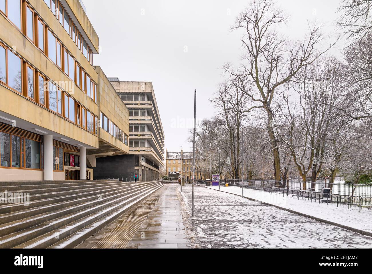 Edimburgo, Scozia, Regno Unito - Biblioteca principale di Basil Spence, Ferguson, Glover e George Square nella neve Foto Stock