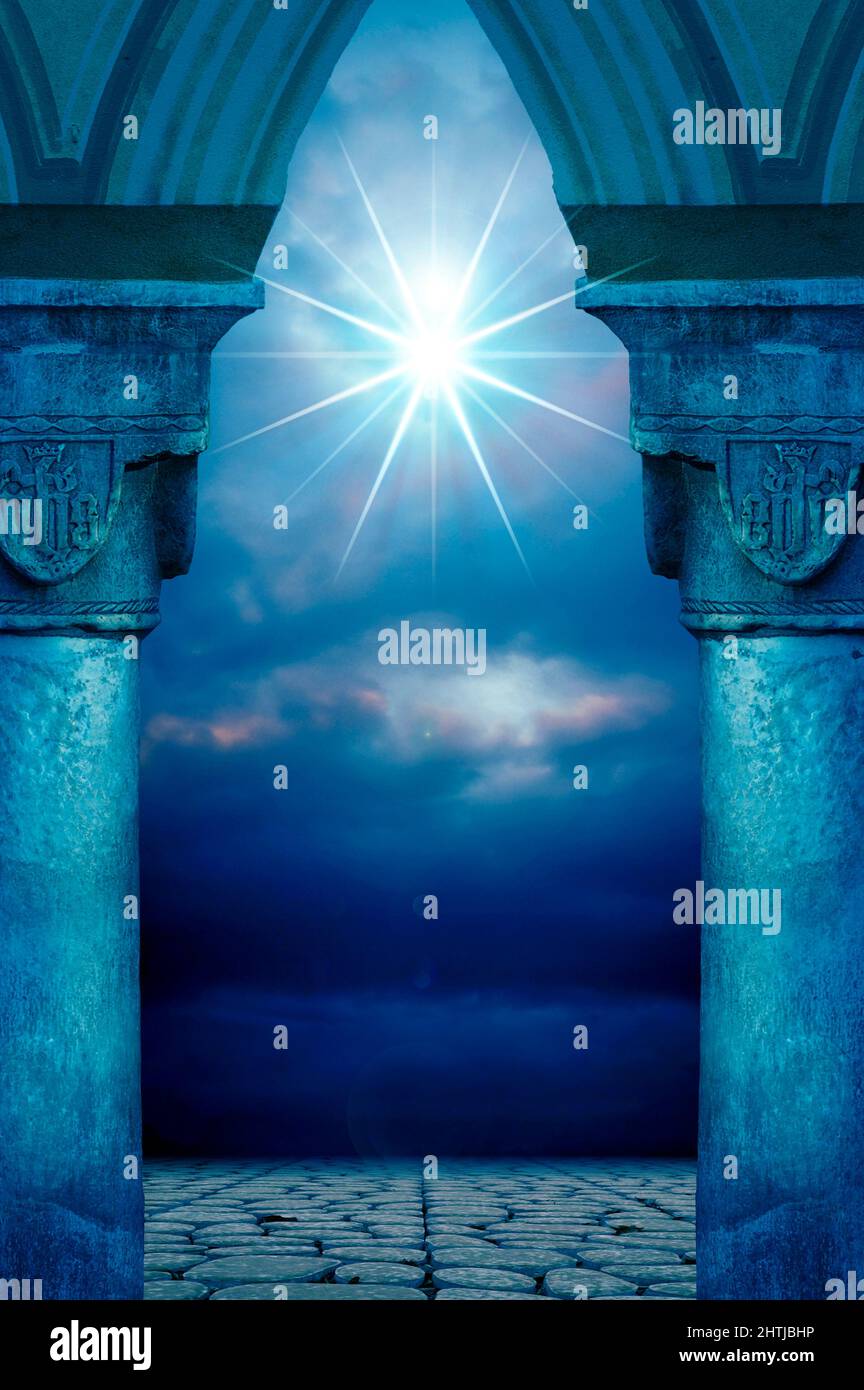 colonne che formano una porta mistica con una stella sullo sfondo Foto Stock