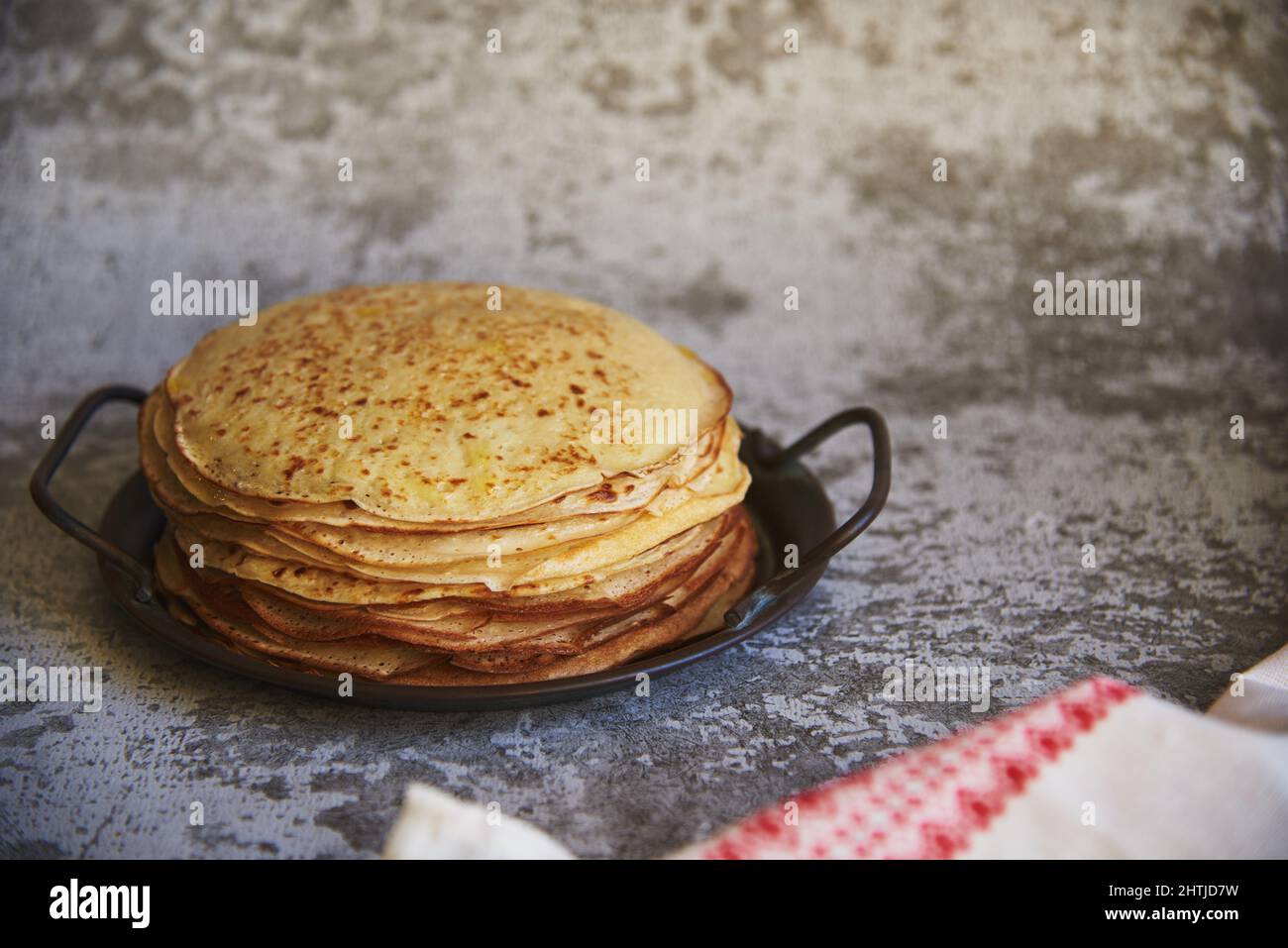 Deliziose frittelle su un piatto di metallo d'epoca su una superficie di cemento. Sfondo alimentare. Foto Stock