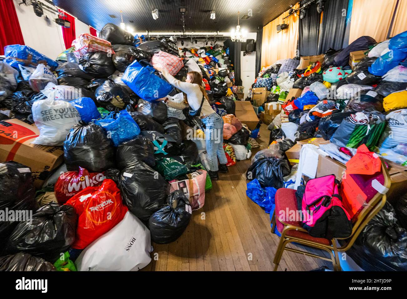 Londra, Regno Unito. 1st Mar 2022. I volontari del White Eagle club (un club polacco a Balham) ordinano donazioni per i rifugiati ucraini e aiutano coloro che soggiornano a combattere. Sono alla ricerca di aiutanti, donazioni (vestiti caldi e puliti, forniture mediche, chiildrens e prodotti per bambini ecc) e in particolare hanno bisogno di più scatole / imballaggio. Tutti sperano che Putin blocchi la guerra e l’invasione dell’Ucraina. Credit: Guy Bell/Alamy Live News Foto Stock