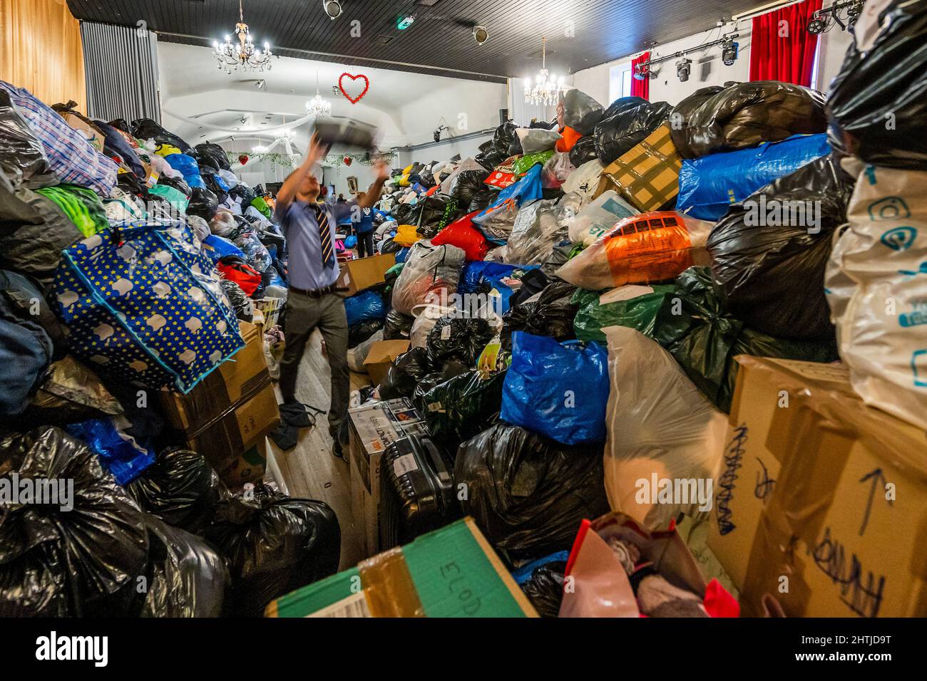 Londra, Regno Unito. 1st Mar 2022. I volontari del White Eagle club (un club polacco a Balham) ordinano donazioni per i rifugiati ucraini e aiutano coloro che soggiornano a combattere. Sono alla ricerca di aiutanti, donazioni (vestiti caldi e puliti, forniture mediche, chiildrens e prodotti per bambini ecc) e in particolare hanno bisogno di più scatole / imballaggio. Tutti sperano che Putin blocchi la guerra e l’invasione dell’Ucraina. Credit: Guy Bell/Alamy Live News Foto Stock
