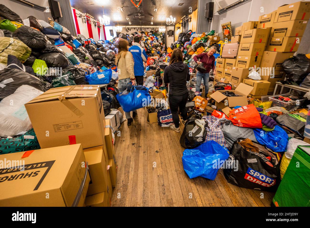 Londra, Regno Unito. 1st Mar 2022. I volontari del White Eagle club (un club polacco a Balham) ordinano donazioni per i rifugiati ucraini e aiutano coloro che soggiornano a combattere. Sono alla ricerca di aiutanti, donazioni (vestiti caldi e puliti, forniture mediche, chiildrens e prodotti per bambini ecc) e in particolare hanno bisogno di più scatole / imballaggio. Tutti sperano che Putin blocchi la guerra e l’invasione dell’Ucraina. Credit: Guy Bell/Alamy Live News Foto Stock